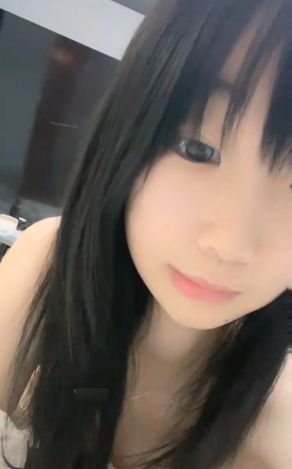 视频创作者，她的作品不仅具有收藏价值，更是让人感受到了青春的活力与美好。