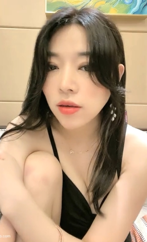 大罩杯美腿主播艺术小雅：魅力直播，收藏众多精彩视频！