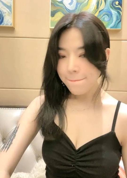 大罩杯美腿主播艺术小雅：魅力直播，收藏众多精彩视频！