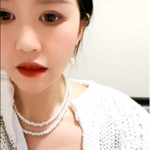 ，乌苏儿不仅是户外女神，更是收藏达人，她的视频精彩纷呈，让人目不暇接。快来一睹她的风采，感受她那独特的小性感吧！