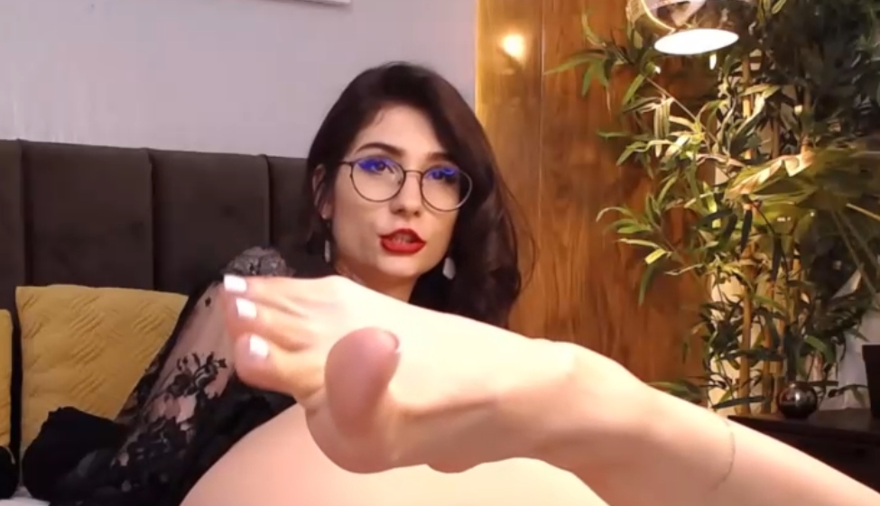 Kellytheaimee：美腿丝足176.5g，百度收藏163次，单下115次，等你们回国做东，10.16去重