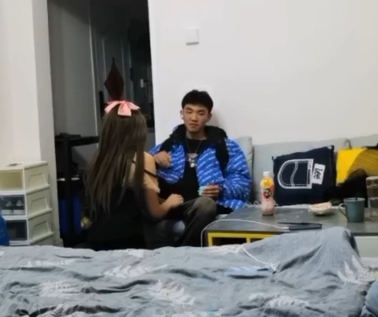 推特小伊搭讪体育生小鲜肉合集：肌肉帅哥学生10V+1G视频百度盘