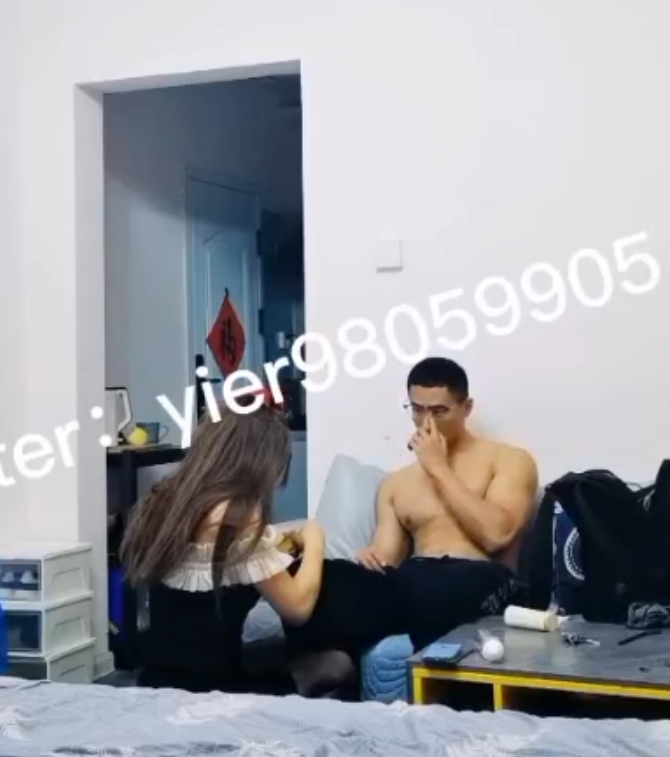 推特小伊搭讪体育生小鲜肉合集：肌肉帅哥学生10V+1G视频百度盘