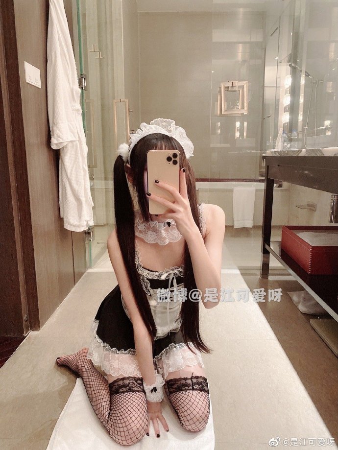 网红江可爱呀COS反差感视频资源6.7G，粉丝热捧