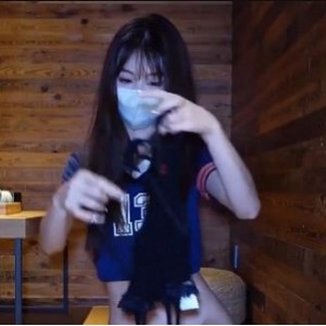 的独特魅力！清纯反差女神Cola酱黑丝自拍火爆视频1V-1.3G