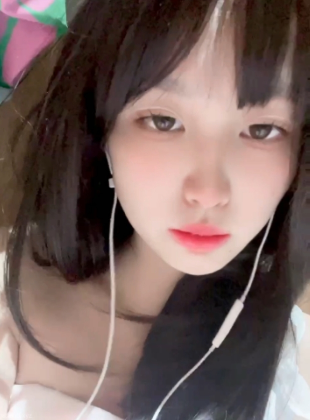 小雪比心陪玩：魅力主播的温馨世界，视频精彩不容错过