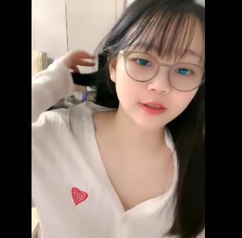 猫猫兔直播录制视频1V2.8G，舞蹈美少女桃子出道，八月十五表现抢眼，半糖主播引粉丝关注
