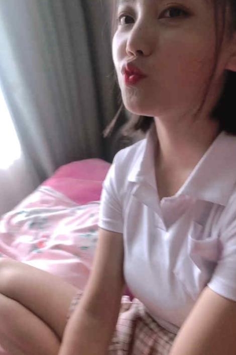 日方长合集》是一部精彩纷呈的视频，展现了82社区网红女友依云的魅力和风采，让观众更加了解她的生活和个人情况。这部合集汇集了依云的精彩片段，让人们更加喜爱和追捧这位备受关注的网红女友。