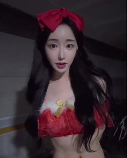 OnlyFansTS女神lalalin010自拍视频时长N分钟，颜值爆表，正面展示用嘴技法，不容错过！