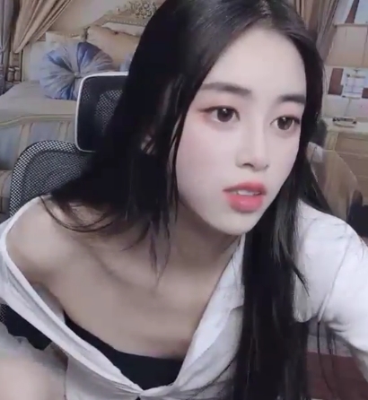 超白大长腿的21岁女大学生出水小天后（13V+6.18G）[百度盘]