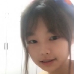 年轻粉嫩小乖乖，互相亲吻吃小胸前软肉奇怪玩具放飞自我某处揉揉子