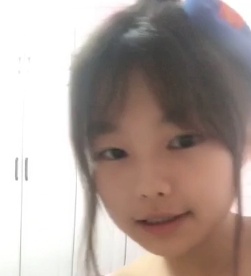 年轻粉嫩小乖乖，互相亲吻吃小胸前软肉奇怪玩具放飞自我某处揉揉子