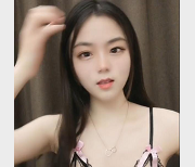 推荐清纯甜美的小美女，颜值身材一级棒！必看白皙小妲己，眉清目秀的小美女视频独家1V1.3G视频，眼前一亮的颜值小美女身材真奈斯！