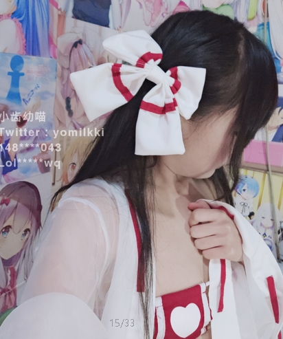 斗鱼茜乖乖:高颜值容貌色相视频换装视角玉兔投影扭动椅子舞