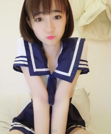 斗鱼茜乖乖:高颜值容貌色相视频换装视角玉兔投影扭动椅子舞