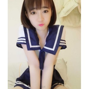 斗鱼茜乖乖：高颜值容貌色相视频换装视角玉兔投影扭动椅子舞