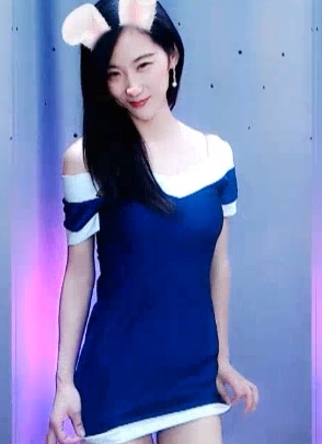 虎牙小小兔：颜值爆表，不露脸，大眼睛头发飘逸，火爆主播身材美艳！