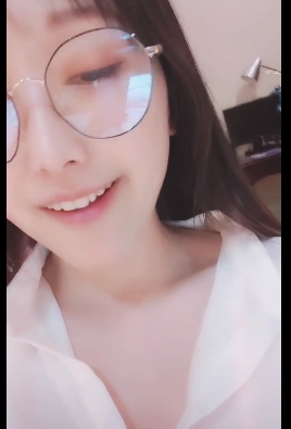 白丫头呀：天使般的笑容与完美身材！女主播视频直播，颜值大小全收录！