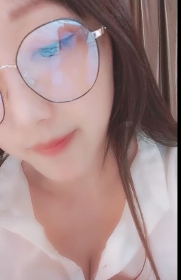 白丫头呀：天使般的笑容与完美身材！女主播视频直播，颜值大小全收录！