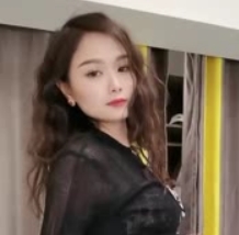 小乖乖女刚成年，放飞自我，直播新体验！