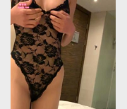 性感少妇RenQi穿着黑丝诱惑X爱，视觉神经被性感身材包裹的网装短视频，高质量资源