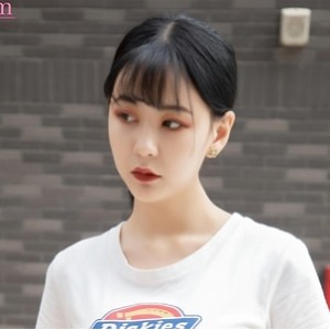 时尚搭配小白鞋：精致而又实用的街头风格