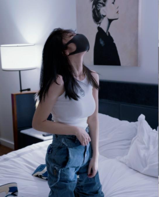 虎牙网红hongkongdoll私拍有尺度爱上，完美身材魅惑风，白月光爱恋给力