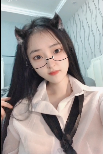 芋喵喵：清纯少女释放自我，高颜值多变狂野表情