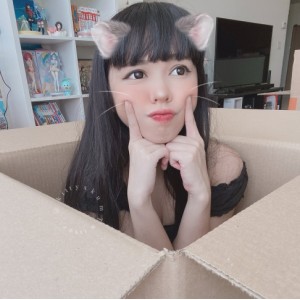绯红小猫：斗鱼上最受欢迎的高颜值人气主播，精致容貌和温柔的性感诱惑。