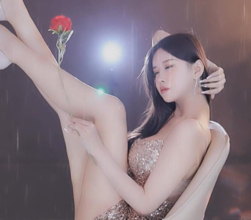 小恩雅网红主播定制视频资源：烧表情抖胸抖臀舞、9V小白兔白皙大长腿高颜值好身材