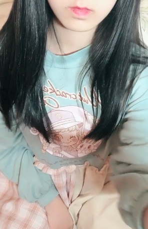 《欣赏网红小银狐的清纯楚楚动人，拥有棒棒糖般皮肤的狡猾美少女》