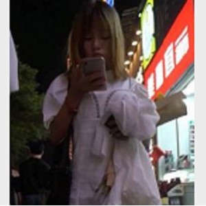 红旗袍美女约会，美貌与智慧同时具备，绚丽阳光天花板！