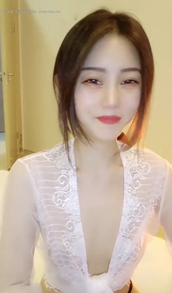 《虎牙火辣新晋第一头牌：神颜浮力姬上海猪九妹，稀缺散播有尺度完整4.92G合集》