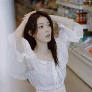 街拍模特们的新姿势:商场写真照。