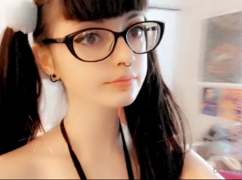 混血美女HoneyMomo：西方东方结合的魅力，完美身材与独特韵味！