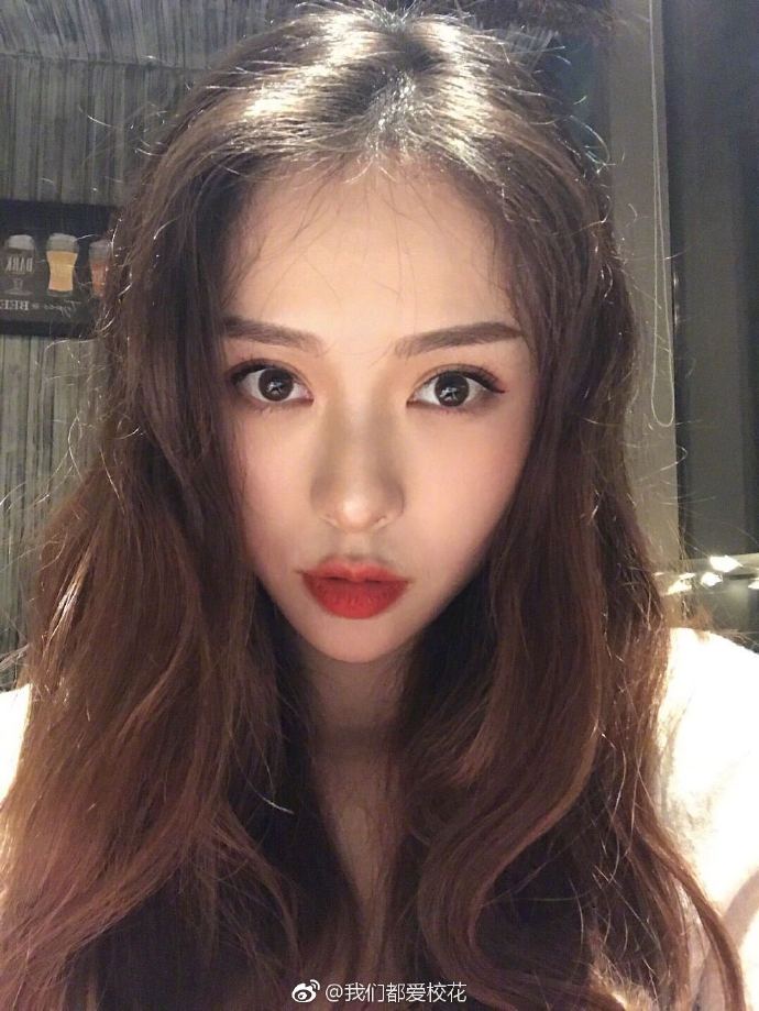 在斗鱼直播,每天都会有一位新主播加入,她叫橙香静静。