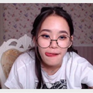 别看镜娘平时可爱又性感,但国际站超敏感。