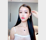 白净丰满魔鬼身材的年轻美女,居然靠卖肉谋生。