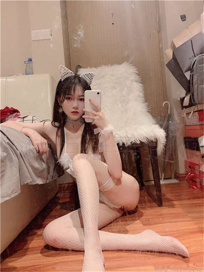 高颜值的魔法秋秋,快点亲亲我,让我变成高富帅。