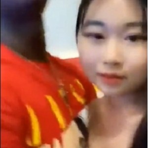 美眉找到黑爹后,两张嘴都笑得合不拢了!