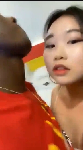 美眉找到黑爹后,两张嘴都笑得合不拢了!