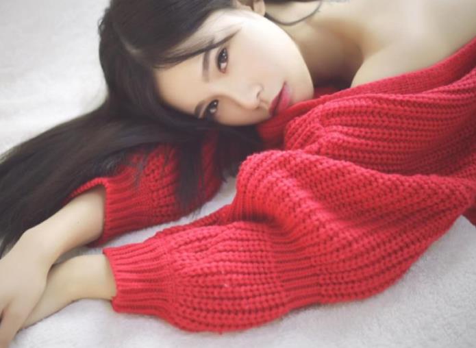 兔牙萌萌：微博红人直播秀，泳装玉腿黑丝诱惑，金主支持不断