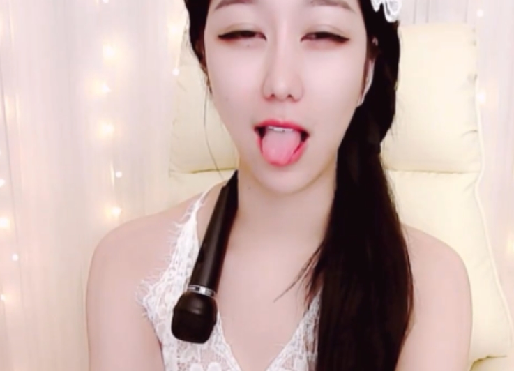 神秘魅力和幽默风趣吸引了无数粉丝的关注和收藏。