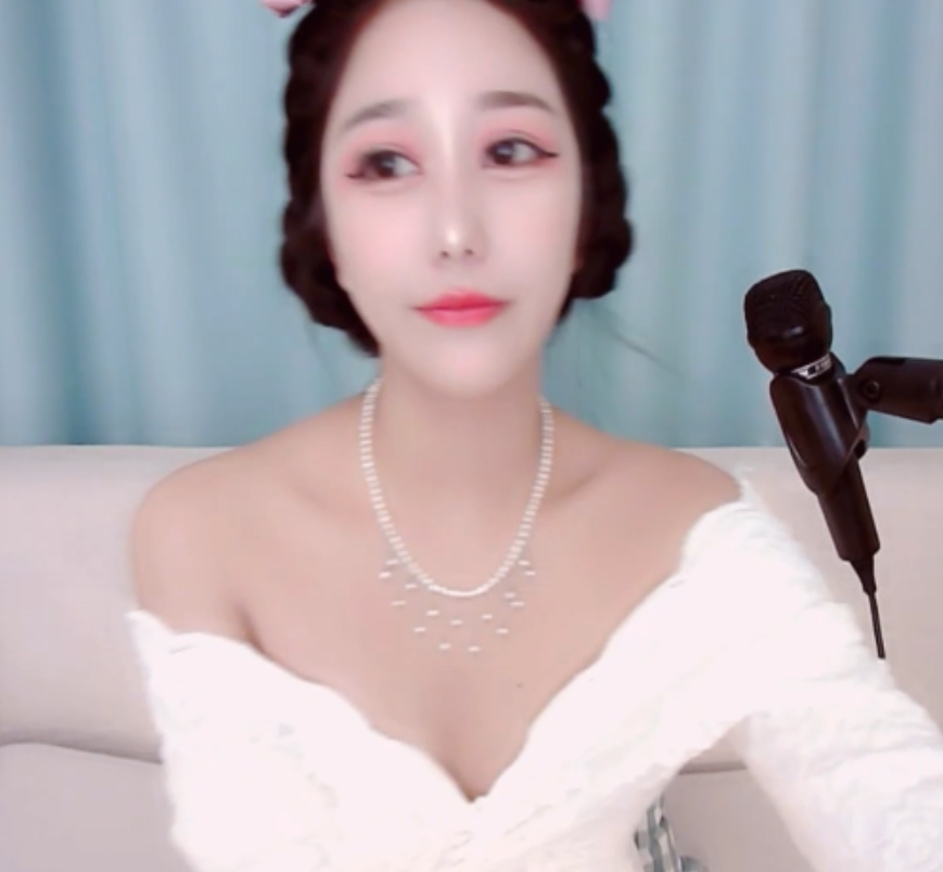 神秘魅力和幽默风趣吸引了无数粉丝的关注和收藏。