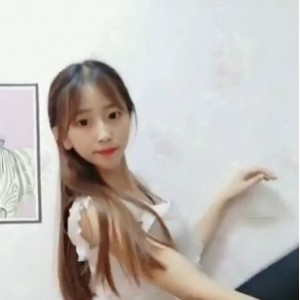 奥利圆妹：21W粉丝女神一字马，441M粉丝收藏补给