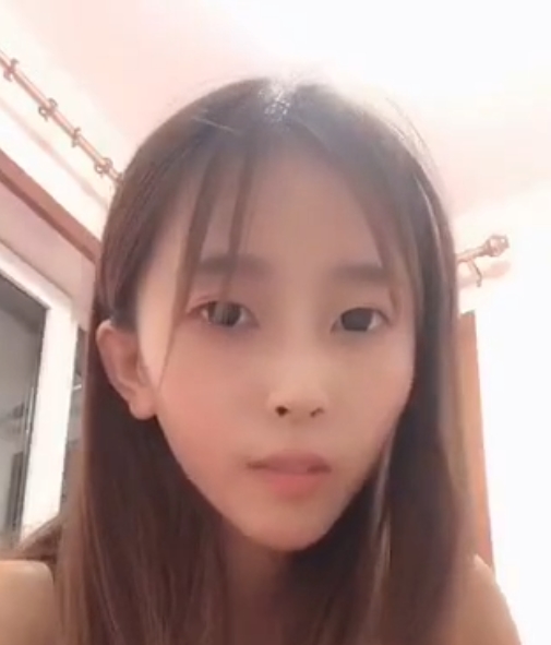 奥利圆妹:21W粉丝女神一字马,441M粉丝收藏补给