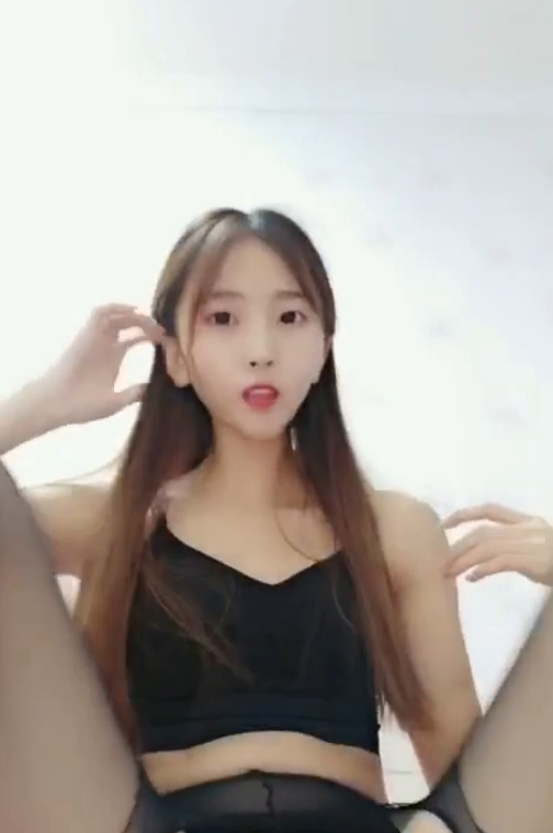 奥利圆妹:21W粉丝女神一字马,441M粉丝收藏补给