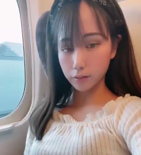 高颜值美女高铁自玩252M大胆展示