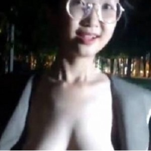 美丽夜晚：穿上眼镜的美眉散步，球球大胆子超反差