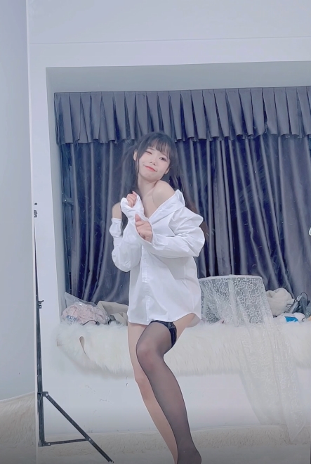 黏黏团子兔:咬一口兔娘,648里程碑奖励,12三人游,8v视频,3.84g文件大小